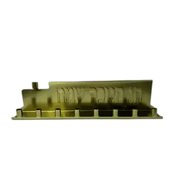 חנוכיה ממתכת בצבע זהב