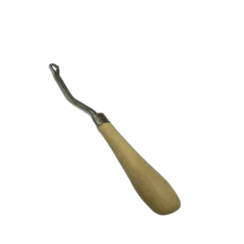 מסרגת קרס לאריגת שטיחים מעץ