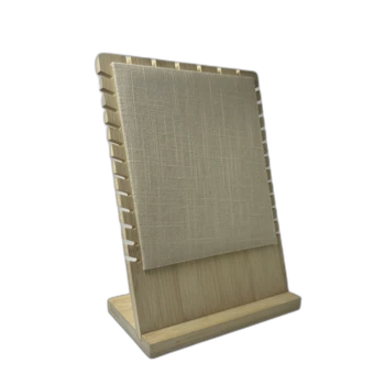 מעמד לשרשראות מעץ עם בד שמנת