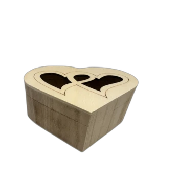 קופסא מעץ לב עם עיטורים